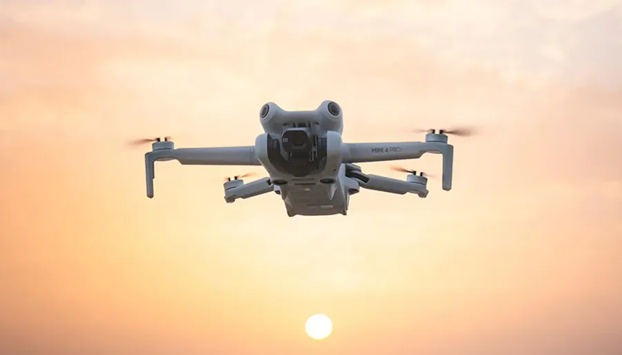 Dron DJI Mini 4 Pro Fly More Combo z kontrolerem RC 2