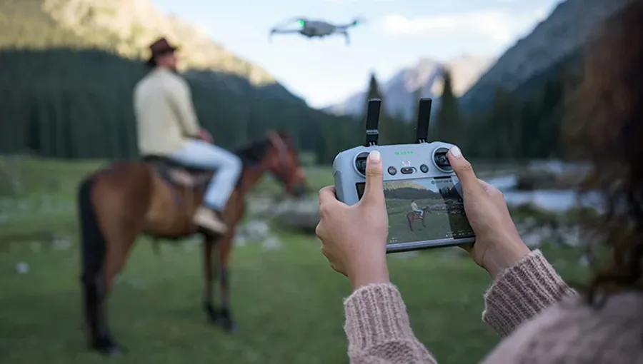 Dron DJI Mini 4 Pro Fly More Combo z kontrolerem RC 2